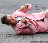 组图：罗比-威廉姆斯变粉红绅士显老顽童本色