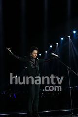 高清图：俞灏明湖南跨年夜复出献唱 表情坚毅