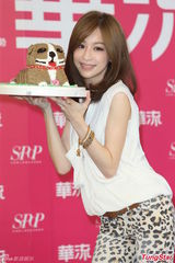 组图：王心凌开心办庆生会 许愿当包租婆