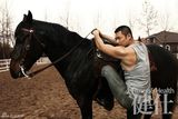 组图：硬汉邵兵登封面 马场大片成熟颓废
