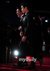 组图：李秉宪黑白装儒雅现身釜山红毯