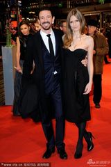 组图：女星卡特琳-卡豪斯黑色抹胸裙爆乳