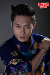 组图：“音乐怪咖”王启快男舞台大唱神曲