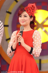 组图：Selina红装亮相节目录制 鸡排妹性感抢镜