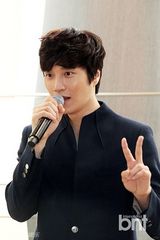 组图：韩星金多炫办小型音乐会与粉丝亲密互动