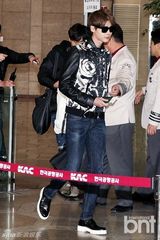 组图：李钟硕穿花夹克 与中国粉丝共度情人节