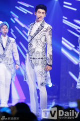 组图：EXO打榜夺冠 前WG宣美复出光脚秀长腿