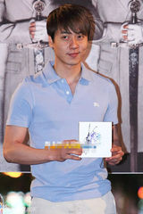 组图：韩国组合神话两人一组3地办签名会谢粉丝