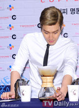 组图：SJ始源出席咖啡店开业典礼变帅气咖啡师