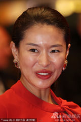 幻灯图集：韩国电影《夏夏夏》首映 艺志媛红裙耀眼