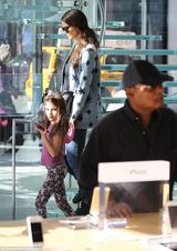 组图：小苏瑞花裤牵妈妈出街 秀新手机星味十足