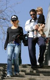 拉塞尔-克劳全家出游 铁汉也有浓情时