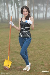 组图：亚姐植树俯身泄春光 争吃木瓜盼身材有料