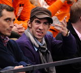 幻灯图：菲尔普斯观战冬奥会比赛 兴奋过头显倦意