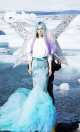 组图：尚雯婕新唱片封面曝光 蓝色头发大展另类