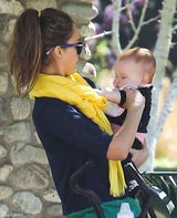 高清图：杰西卡-阿尔芭享受亲子时光小女儿可爱