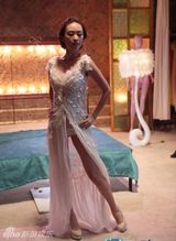 组图：童瑶为新片拍内衣装展迷人身材