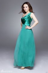 组图：孟茜冷艳写真 眼神魅惑肌肤白皙