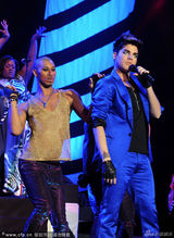 组图：亚当兰伯特上海妩媚开唱眼线撩人