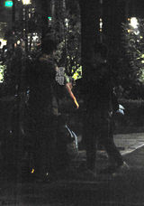 组图：陈思成佟丽娅会友喝咖啡回新家