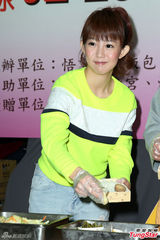 组图：郭书瑶封胸做公益 工作忙遭男友抱怨