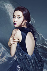 组图：王鸣飞华丽写真曝光 裙摆飞扬大耍迷幻风