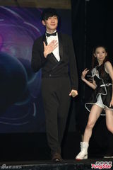 组图：林俊杰西装绅士献唱 自曝已一年未接吻