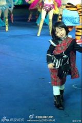 组图：电影《爸爸》曝花絮照 萌宝喂小动物有爱