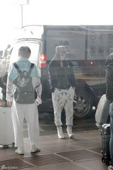 组图：秦岚棋盘裤现身机场 出国工作心情大靓