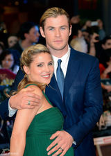 组图：《复仇者联盟》伦敦首映 斯嘉丽盘发优雅