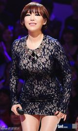 组图：韩歌手朴振英等出演节目展华丽舞台