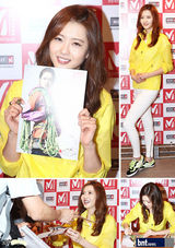 组图：韩星高雅拉出席粉丝签名会为粉丝送礼