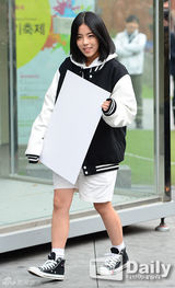 组图：韩剧《1994》女星如约赴街头送爱的抱抱