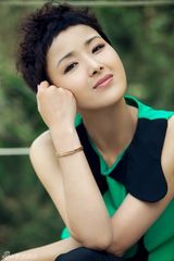 组图：拉丁舞后黄曼户外写真 个性短发帅气出镜