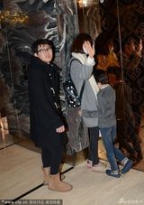组图：张亮妻子寇静口罩遮面 带天天离开避狗仔