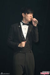 组图：林俊杰西装绅士献唱 自曝已一年未接吻