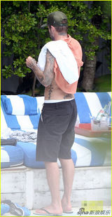 组图：贝克汉姆半裸日光浴 表情享受不忘卖萌