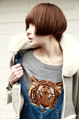 组图：徐粲金街拍LOOK背带裤搭老虎图案毛衣