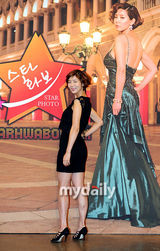 组图：韩女星金娜英宣传新写真集 小眼睛魅力十足