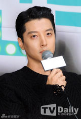 组图：尹恩惠郑容和李东健新剧发布亲密牵手