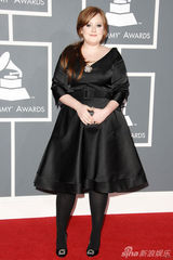 组图：阿黛尔冷艳登时尚杂志 经典黑色礼服盘点