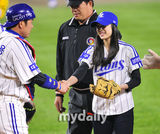 组图：韩组合Sistar孝琳与滑冰公主金妍儿任开球手