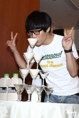 组图：卢广仲清晨开个唱 惹居民抱怨无奈致歉