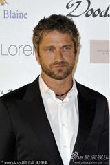 幻灯：拉塞尔-克劳拥娇妻做慈善 好莱坞明星皆现身