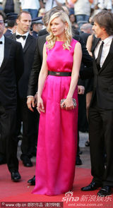 组图：邓斯特戛纳走秀紫红裙装简约亲切