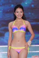 组图：港姐决赛前泳装亮相 上届冠军模拟戴后冠