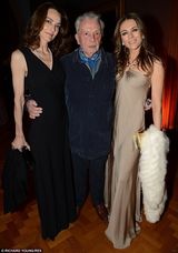 组图：伊丽莎白-赫莉雨中漫步 衣着低调改风格