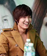 组图：李敏镐朴敏英具荷拉《城市猎人》公开拍摄