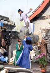 幻灯图：《唐伯虎2》探班 三才子“教坏”黄晓明