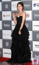 组图：金允慧低胸黑裙秀背部少女刺青